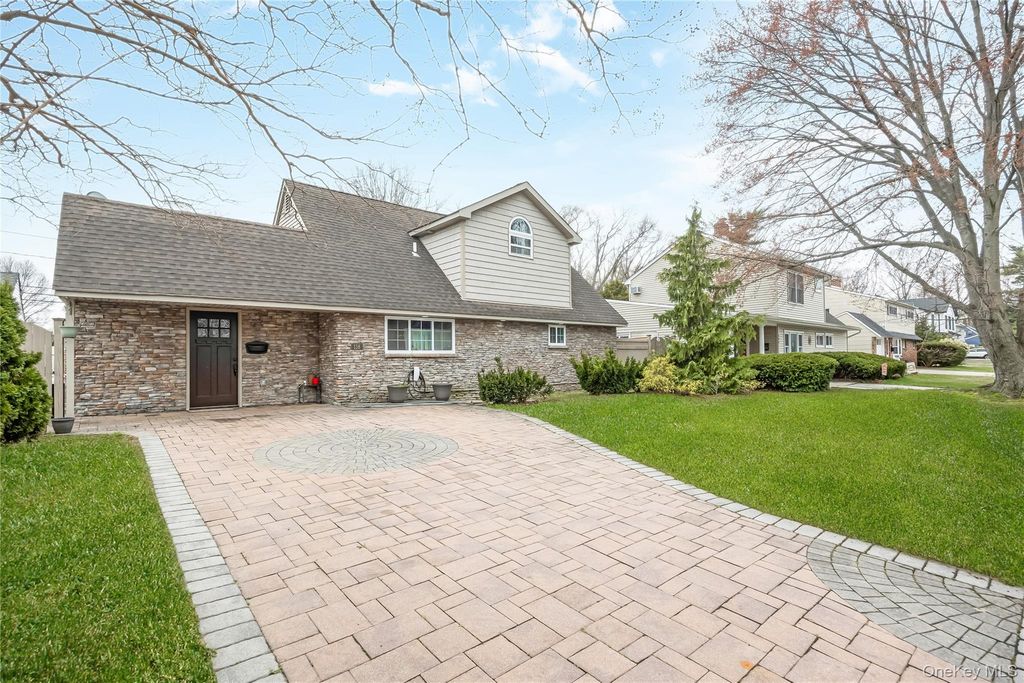 138 Rim Lane, Hicksville, NY 11801