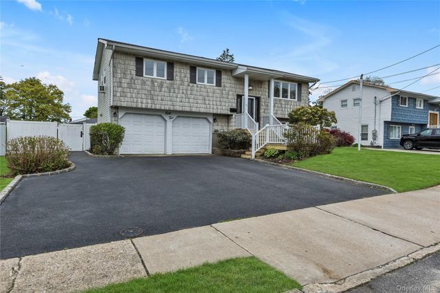 52 Mississippi Avenue, Bay Shore, NY 11706