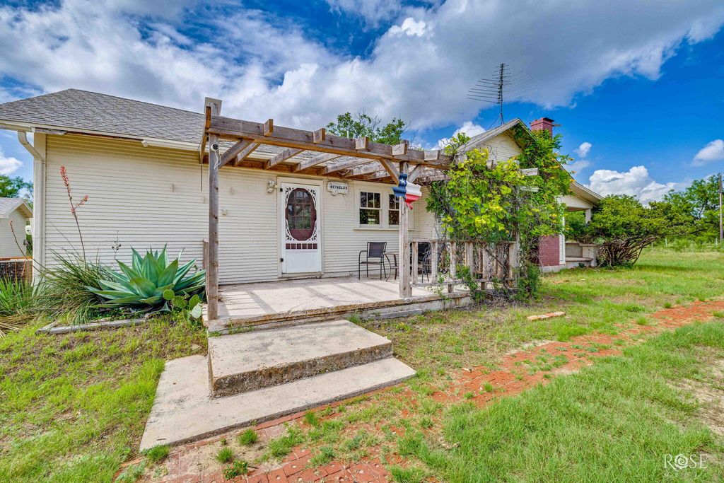 Image 4 of property listing at 12315 Dove Creek Lane West, San Angelo, TX 76904
