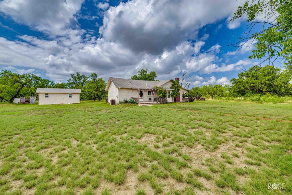 Image 6 of property listing at 12315 Dove Creek Lane West, San Angelo, TX 76904