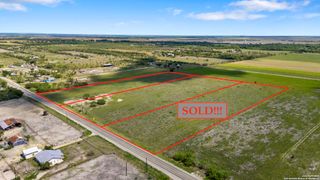 17282 fm 471, Devine, TX 78016