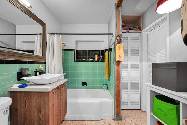 2204 NW 3rd Ave, Wilton Manors, FL 33311