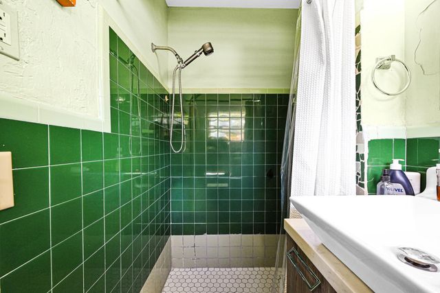 2204 NW 3rd Ave, Wilton Manors, FL 33311