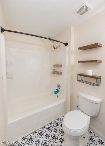 1010 Royal Drive, Amherst, OH 44001