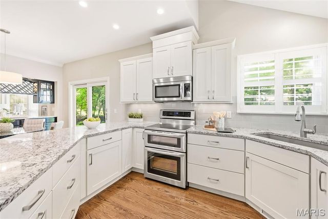 2412 Parkmoor Court, Des Peres, MO 63021