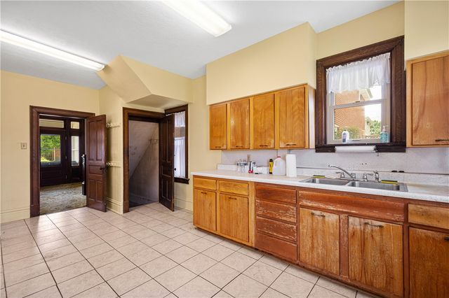 654 Orchard Ave, Bridgeville, PA 15017