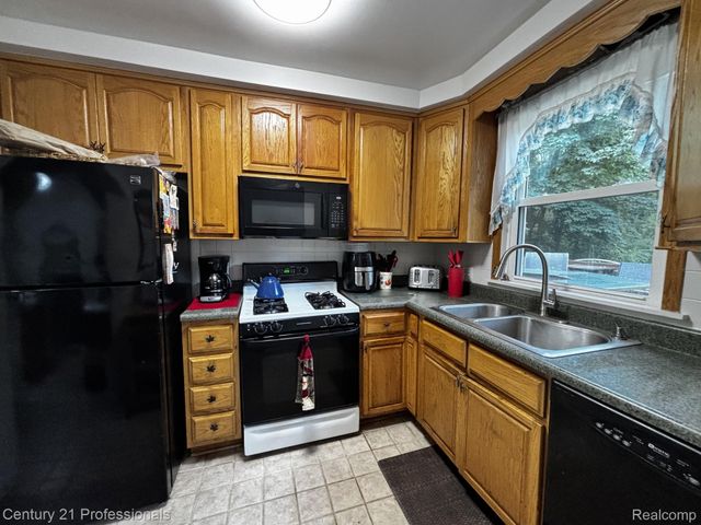 19435 Angling Street, Livonia, MI 48152