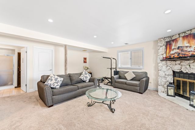 9109 Crescent Court, Oak Lawn, IL 60453