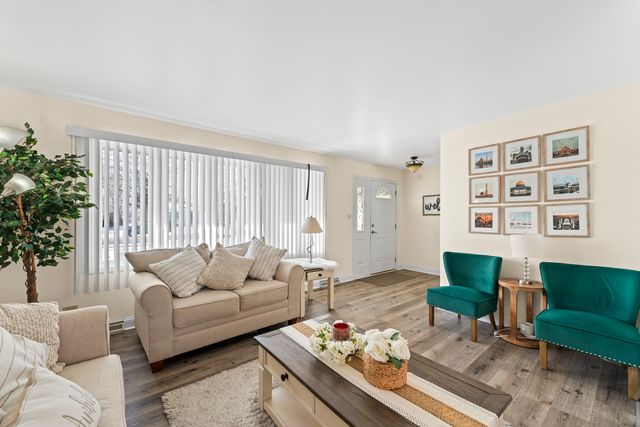 9109 Crescent Court, Oak Lawn, IL 60453