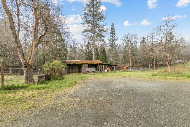 9600 W Evans Creek Road, Rogue River, OR 97537