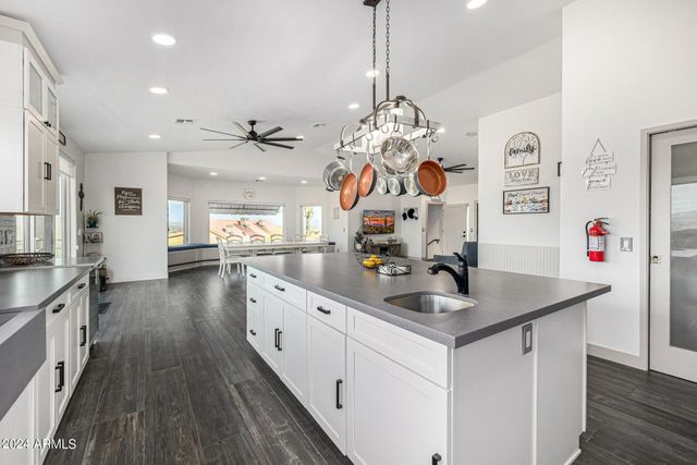 1829 W CLOUD Road, Phoenix, AZ 85086