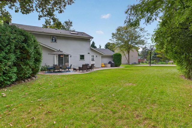 4134 S Victoria COURT, New Berlin, WI 53151