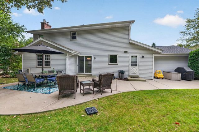 4134 S Victoria COURT, New Berlin, WI 53151