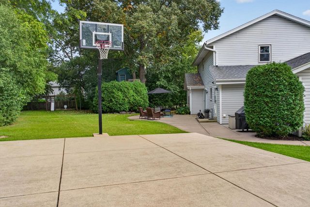 4134 S Victoria COURT, New Berlin, WI 53151