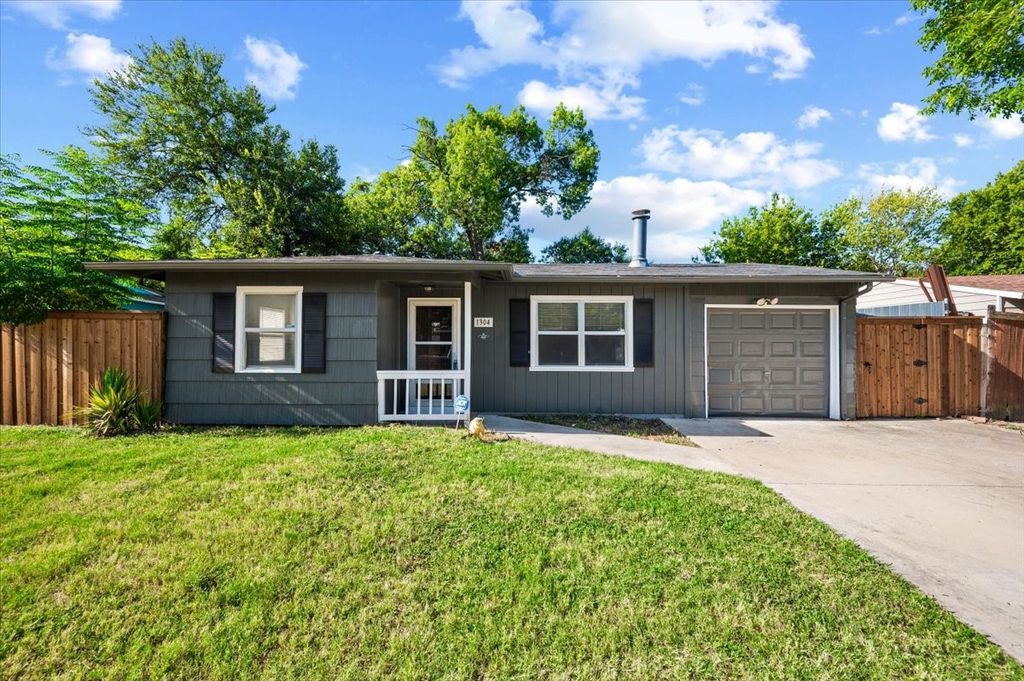 1304 Cardinal Street, Arlington, TX 76010