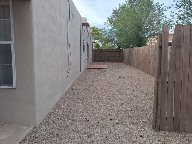 997 Calle Carmilita, Santa Fe, NM 87505