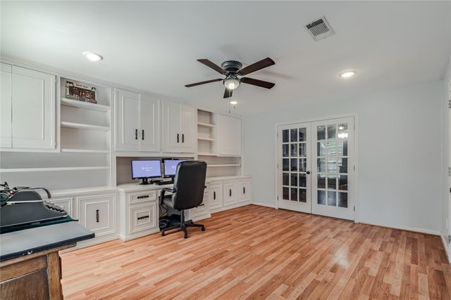 601 S Rivershire Drive, Conroe, TX 77304