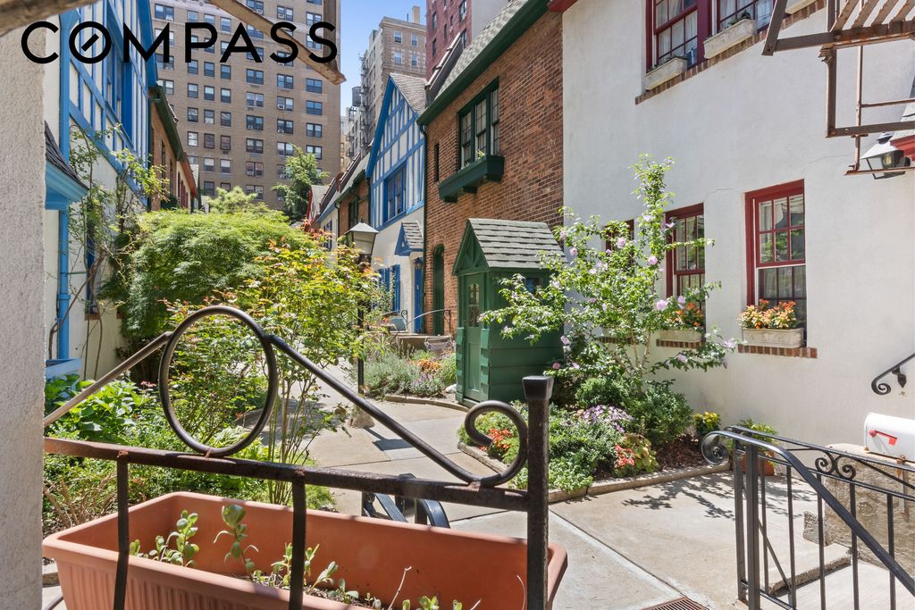 262 W 95th St Apt 2, New York City, NY 10025