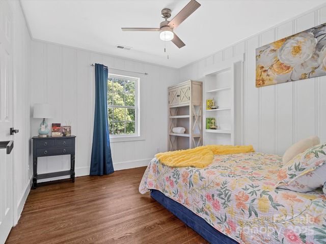 2633 Old North Sharon Amity Road, Charlotte, NC 28205