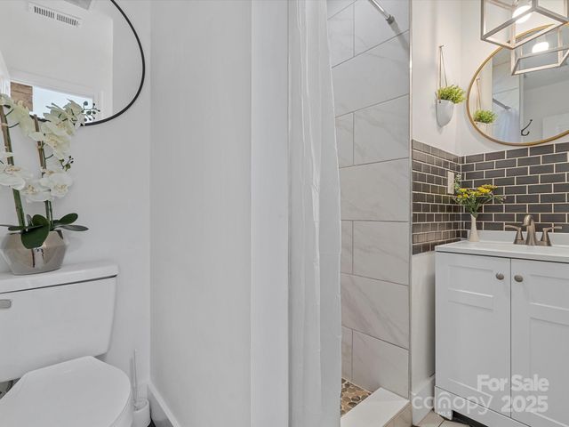 2633 Old North Sharon Amity Road, Charlotte, NC 28205