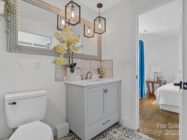 2633 Old North Sharon Amity Road, Charlotte, NC 28205