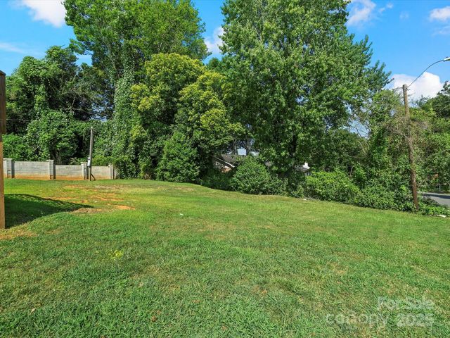 2633 Old North Sharon Amity Road, Charlotte, NC 28205