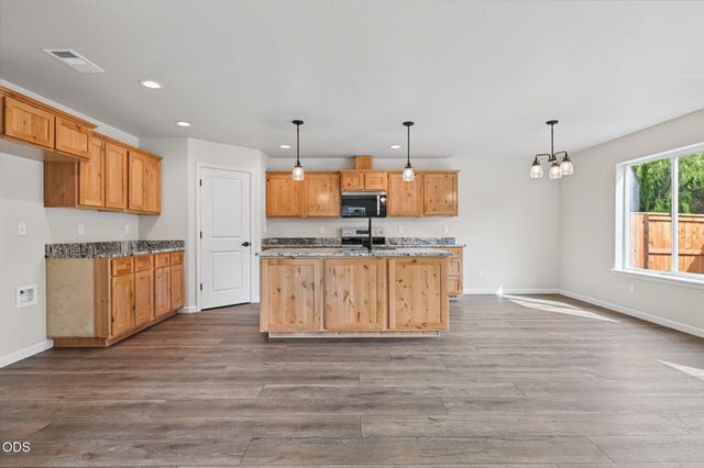 171 SE Champagne Court, Grants Pass, OR 97527