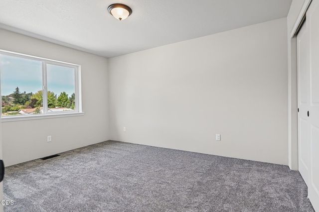 171 SE Champagne Court, Grants Pass, OR 97527