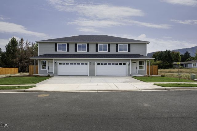 171 SE Champagne Court, Grants Pass, OR 97527