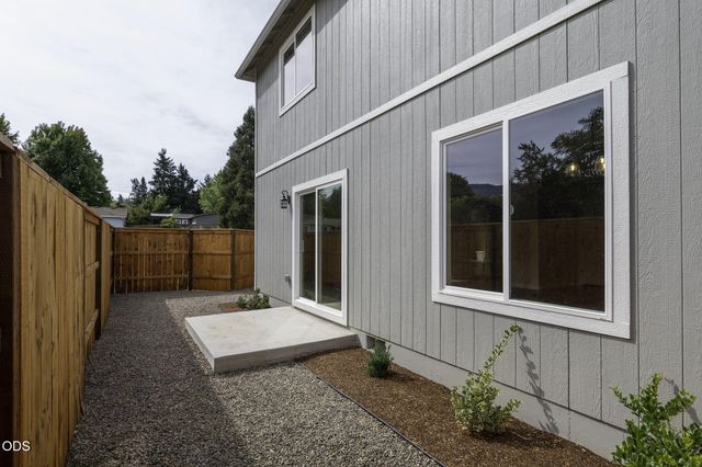 171 SE Champagne Court, Grants Pass, OR 97527