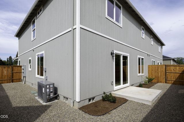 171 SE Champagne Court, Grants Pass, OR 97527