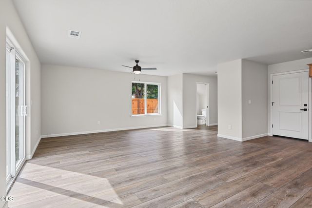 171 SE Champagne Court, Grants Pass, OR 97527