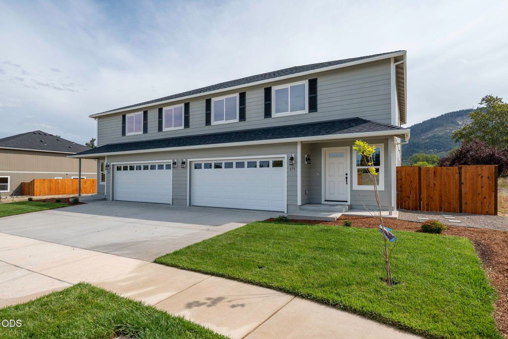 171 SE Champagne Court, Grants Pass, OR 97527