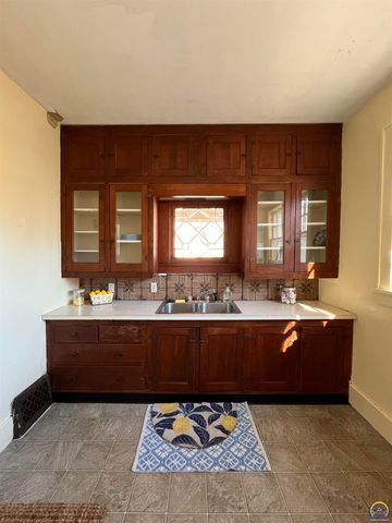 215 E 8th Ave, Emporia, KS 66801