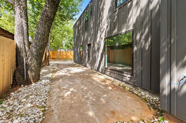957 Woods Avenue, Fort Worth, TX 76102