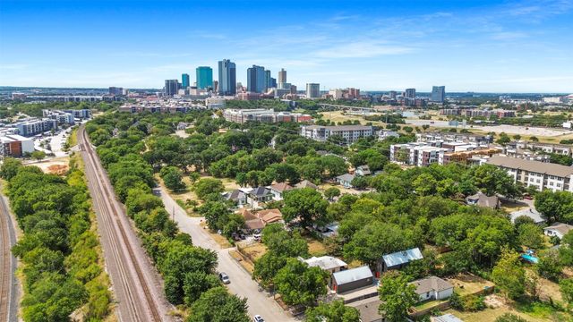 957 Woods Avenue, Fort Worth, TX 76102
