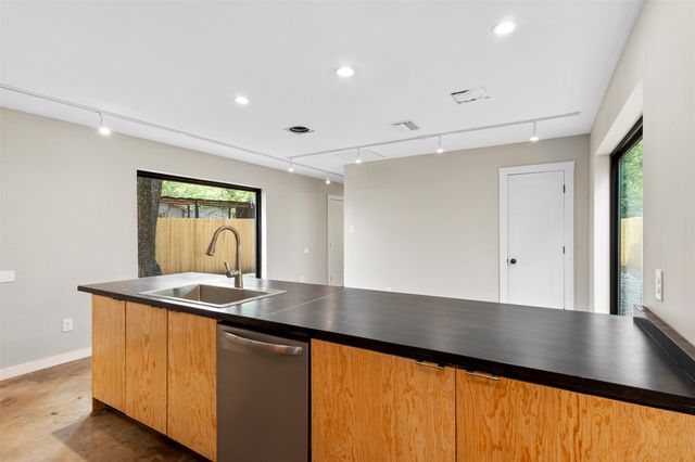 957 Woods Avenue, Fort Worth, TX 76102
