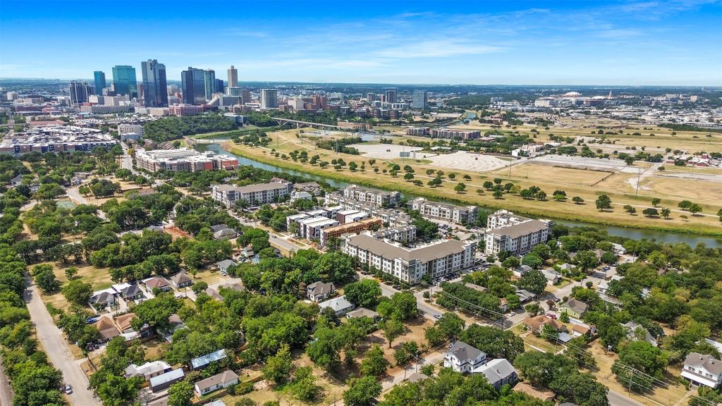957 Woods Avenue, Fort Worth, TX 76102