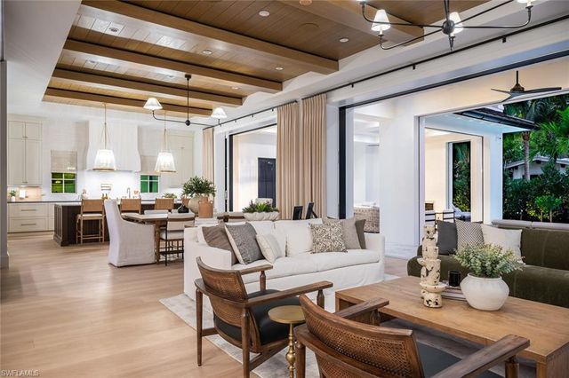 190 7TH AVE N, Naples, FL 34102