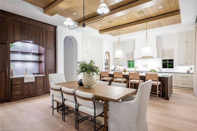 190 7TH AVE N, Naples, FL 34102