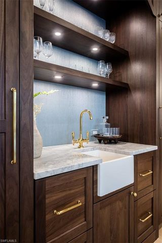 190 7TH AVE N, Naples, FL 34102