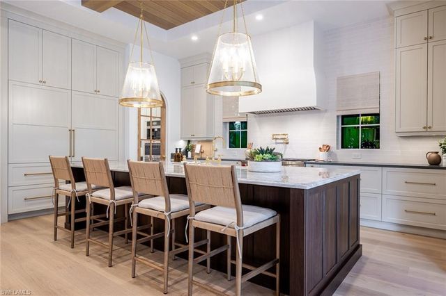 190 7TH AVE N, Naples, FL 34102