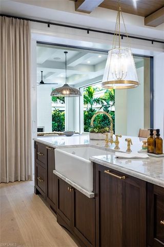 190 7TH AVE N, Naples, FL 34102