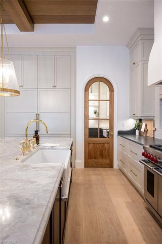 190 7TH AVE N, Naples, FL 34102