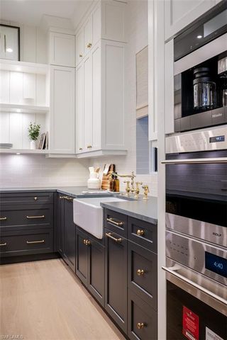 190 7TH AVE N, Naples, FL 34102