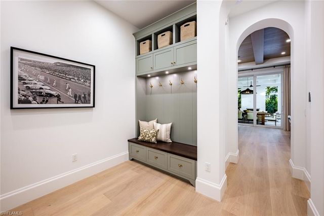 190 7TH AVE N, Naples, FL 34102