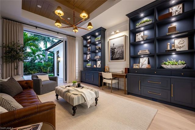 190 7TH AVE N, Naples, FL 34102