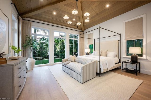 190 7TH AVE N, Naples, FL 34102