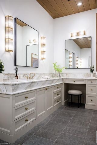 190 7TH AVE N, Naples, FL 34102