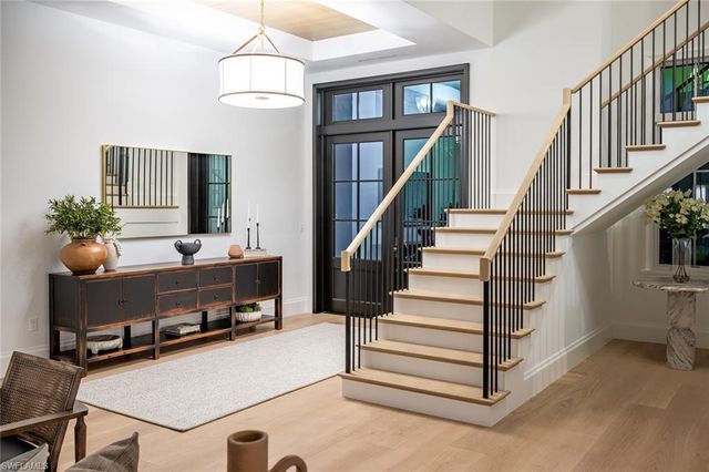 190 7TH AVE N, Naples, FL 34102